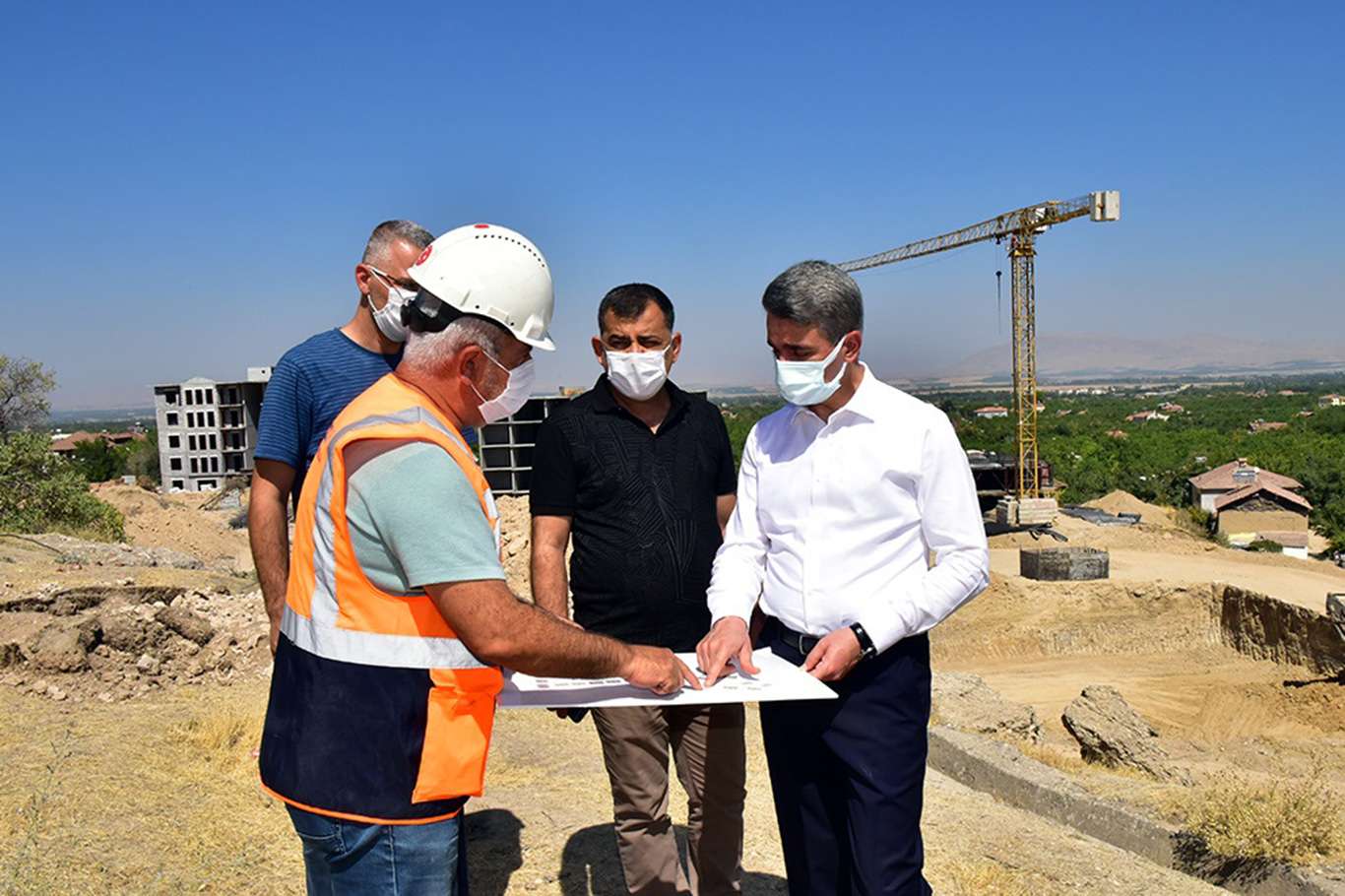 Malatya Valisi Baruş, depremzedeler için yapılan konut projelerini inceledi